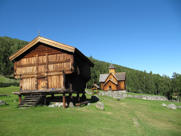 Fil:Uvdal Stavkirke 2.jpg