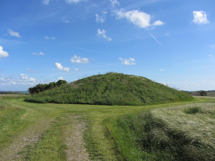 Fil:Jættestuen Lundehøj 3.jpg