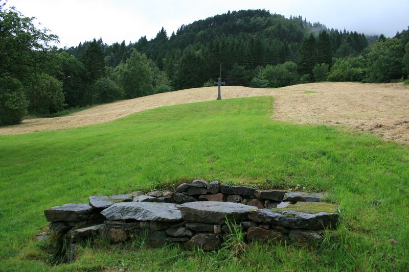 Fil:Eivindvik stenkors og kilde.jpg