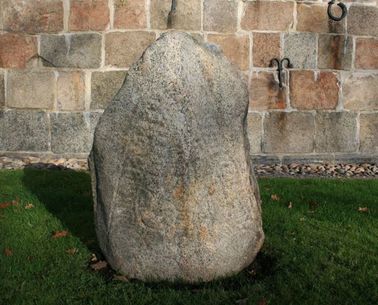 Fil:Ådum Runestenen.jpg