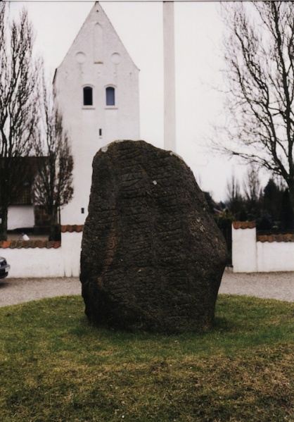 Fil:Runestenen ved Bække Kirke 1.jpg