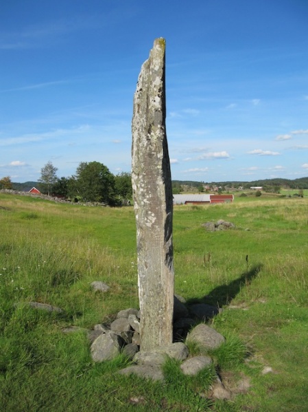 Fil:Runesteinen på Hoga 2.jpg