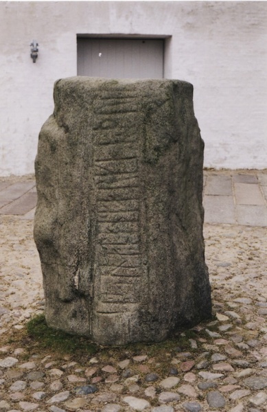 Fil:Runesten ved Jelling kirke 2.jpg