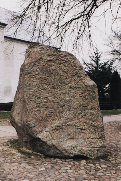 Fil:Runesten ved Jelling kirke 3.jpg