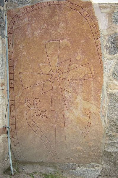 Fil:Runesten ved Gamla Uppsala kyrka.jpg