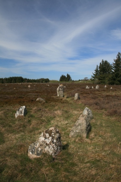 Fil:Tømmerby Vikingegravplads Skibssætning 2.jpg
