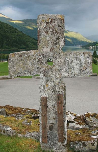 Fil:Stenkors Loen Kirke 1.jpg