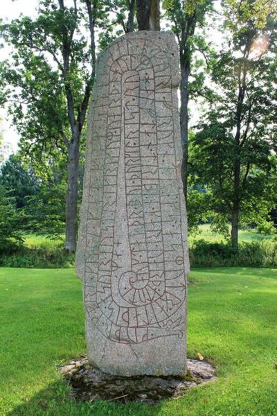 Fil:Runesten Högby 1b.jpg