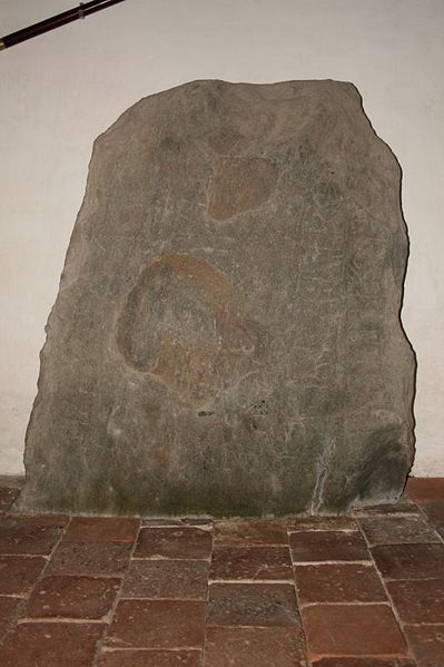 Fil:Virring Kirke Runesten.jpg
